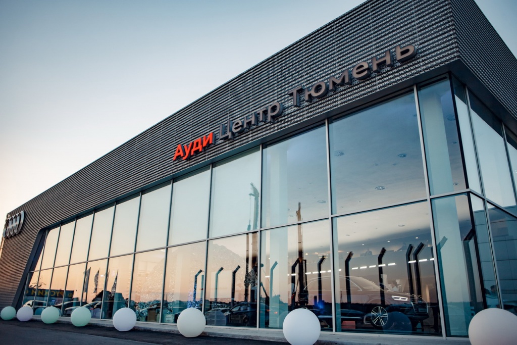 Фасад здания Ауди Центра в Тюмени после финального монтажа фасада.Фасад был анодирован на Заводе КТМ