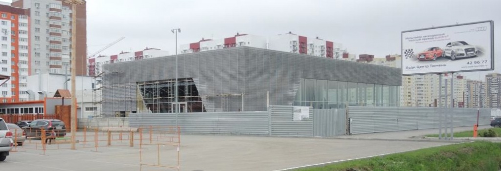 КАК НЕЛЬЗЯ ДЕЛАТЬ ФАСАДАуди Центр в Тюмени после того, как закончили первую попытку монтажа фасада, сделанного и анодированного на одной из российских фабрик...и до того, как его демонтировали и сдали в металлолом...