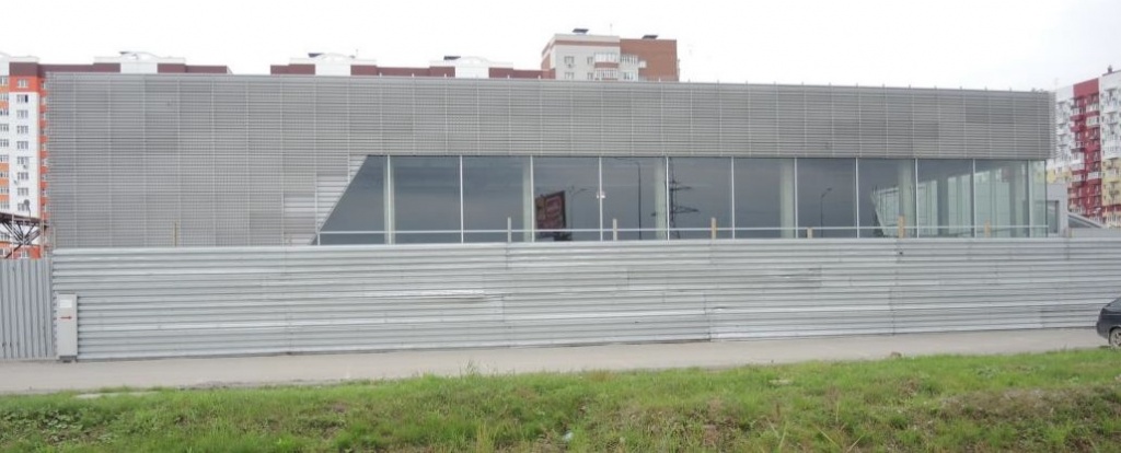 КАК НЕЛЬЗЯ ДЕЛАТЬ ФАСАДАуди Центр в Тюмени после того, как закончили первую попытку монтажа фасада, сделанного и анодированного на одной из российских фабрик...и до того, как его демонтировали и сдали в металлолом...