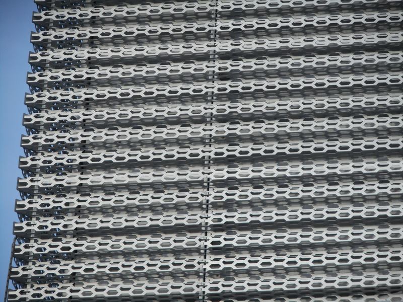 Фасад здания Ауди Центра в Тюмени после финального монтажа фасада.Фасад был анодирован на Заводе КТМ