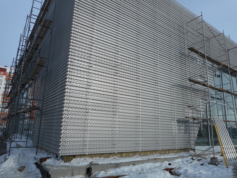 Фасад здания Ауди Центра в Тюмени после финального монтажа фасада.Фасад был анодирован на Заводе КТМ