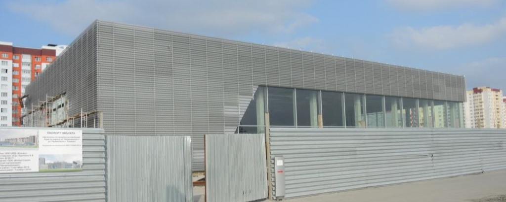 КАК НЕЛЬЗЯ ДЕЛАТЬ ФАСАДАуди Центр в Тюмени после того, как закончили первую попытку монтажа фасада, сделанного и анодированного на одной из российских фабрик...и до того, как его демонтировали и сдали в металлолом...