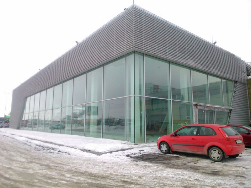 Фасад здания Ауди Центра в Тюмени после финального монтажа фасада.Фасад был анодирован на Заводе КТМ